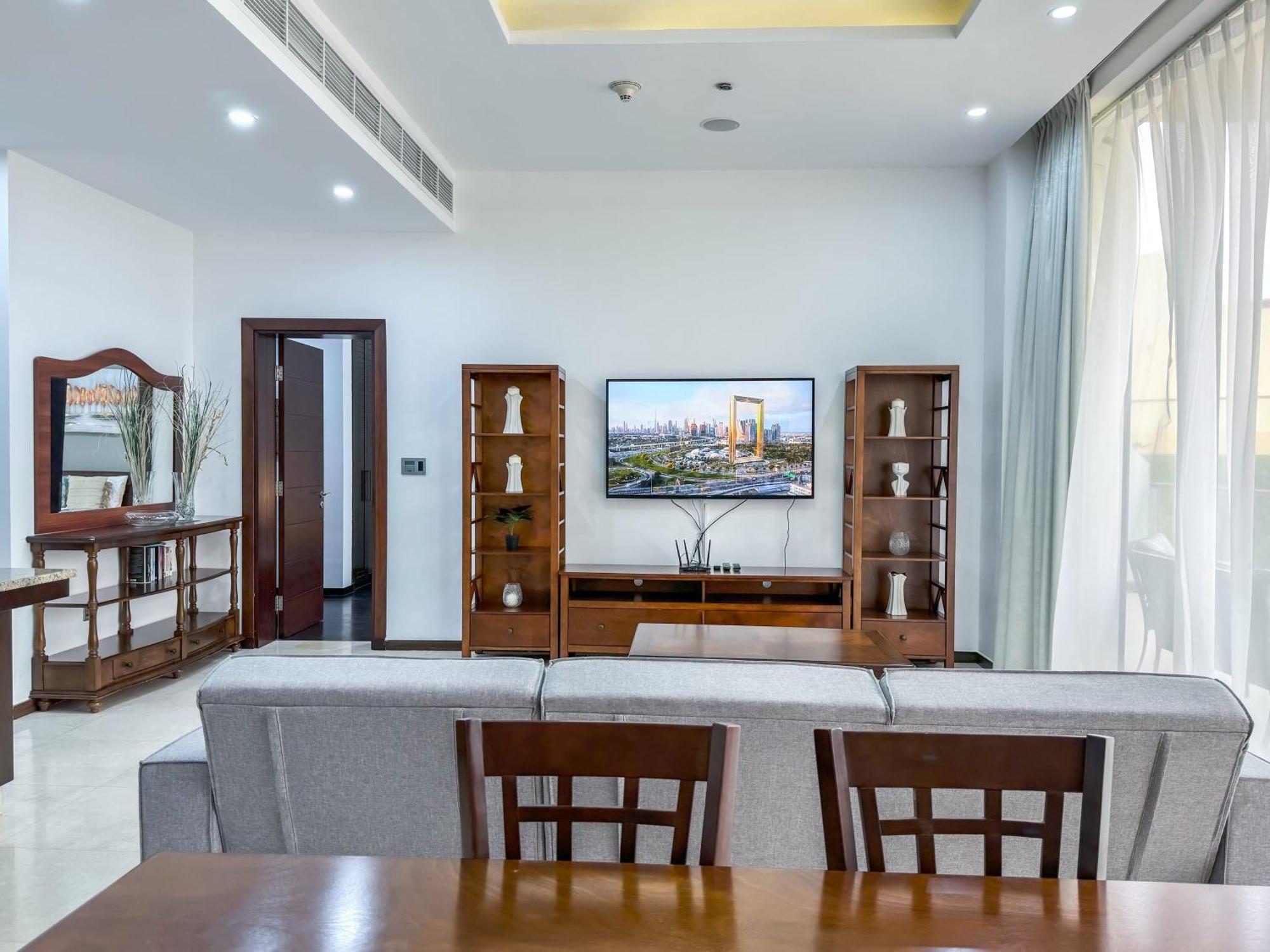 Modern Beachfront 1Br Apartment - Tiara Residence Дубай Экстерьер фото