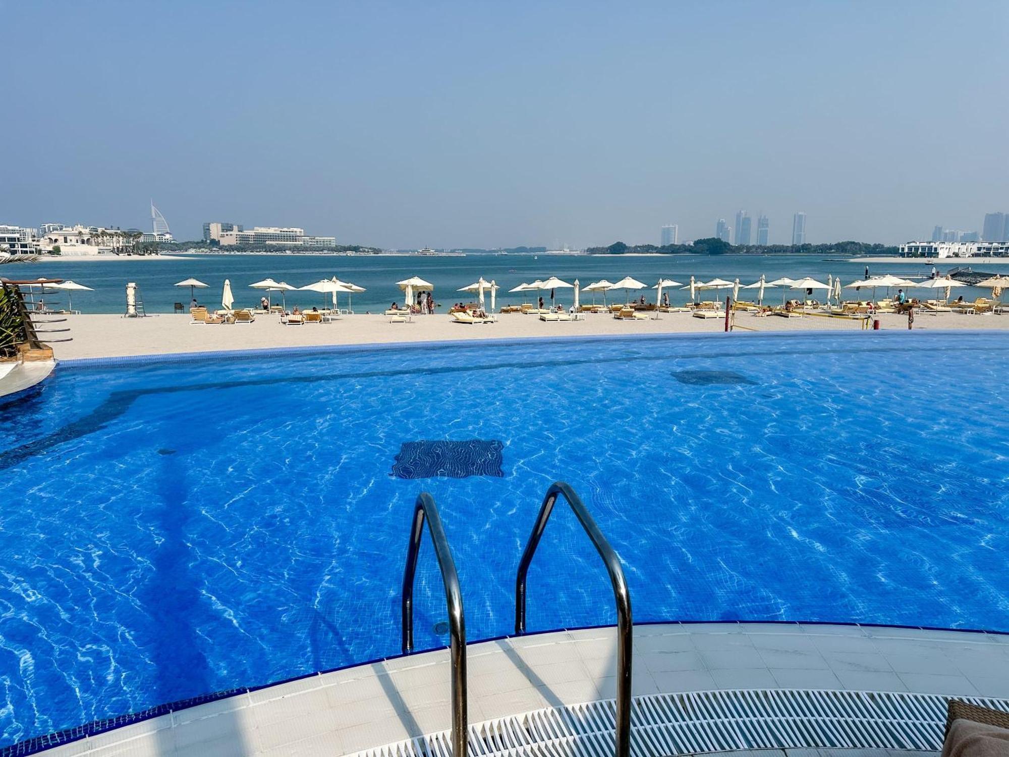 Modern Beachfront 1Br Apartment - Tiara Residence Дубай Экстерьер фото